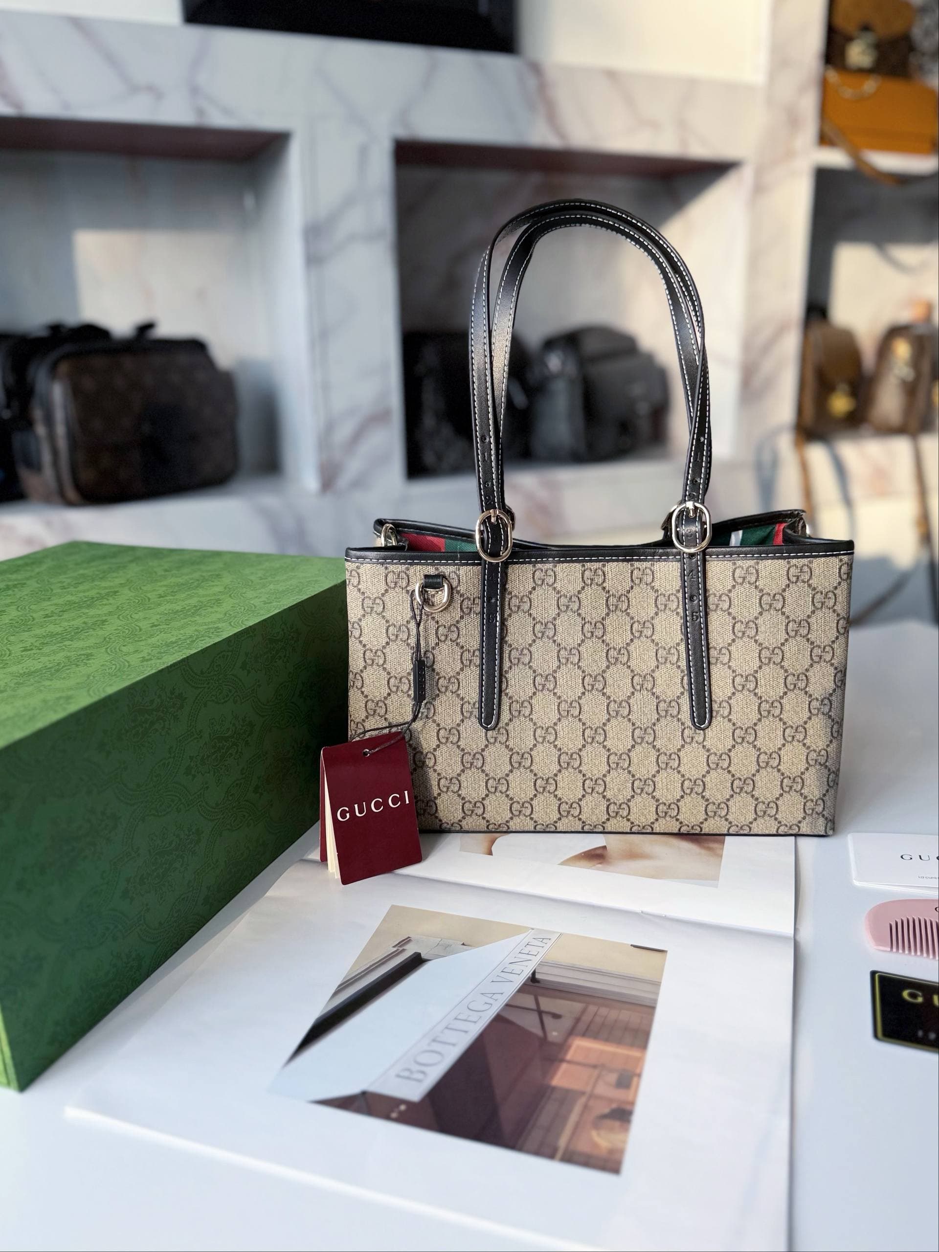 Шопер Gucci Emblem medium tote bag