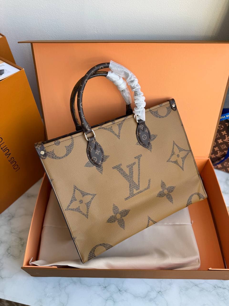 Louis Vuitton OnThe GO Monogram  шопер